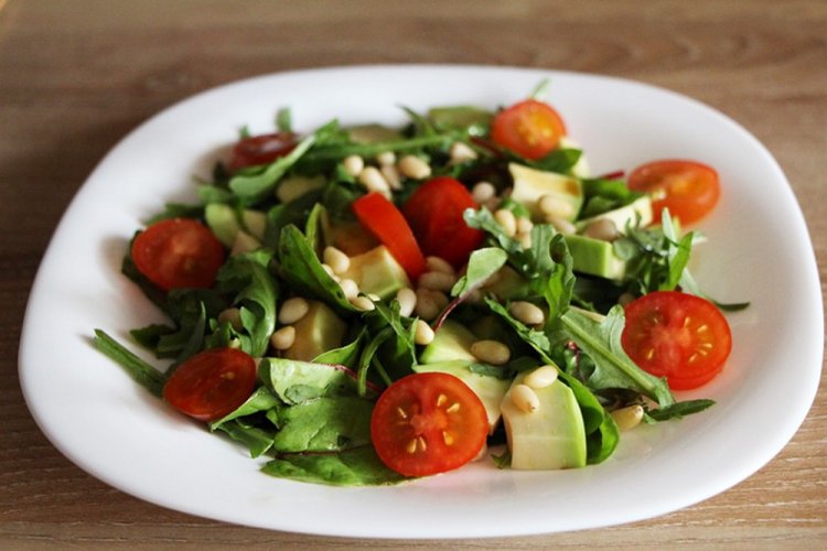 ПП салат с авокадо, рукколой и орехами