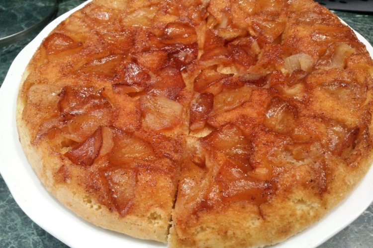 Пирог на молоке с яблоками