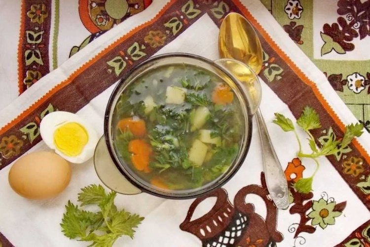 Суп из крапивы с морковью и молодым картофелем