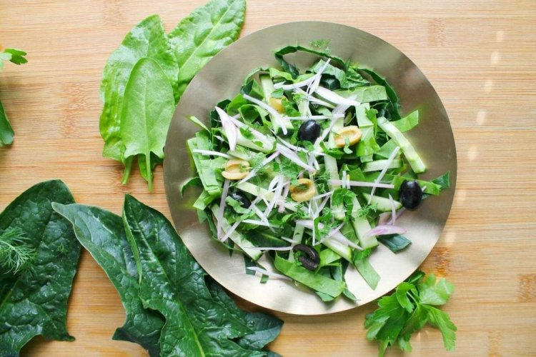 Салат с щавелем, огурцами, оливками и маслинами