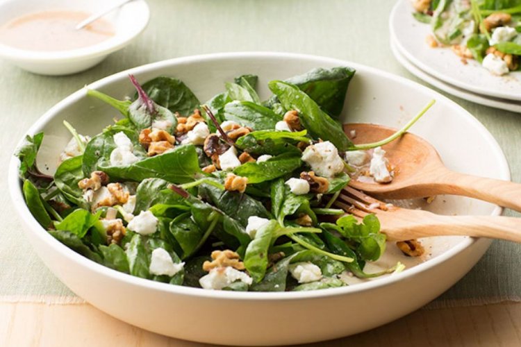 Салат с козьим сыром, грецкими орехами и щавелем
