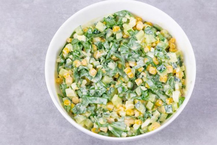 Салат из яиц, кукурузы, огурцов и щавеля