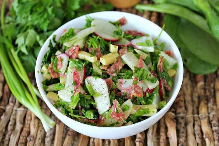 Салат с колбасой, яблоком, редиской и щавелем