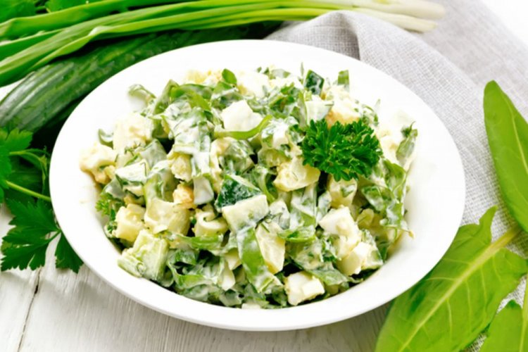 Салат с щавелем, огурцами и молодым картофелем