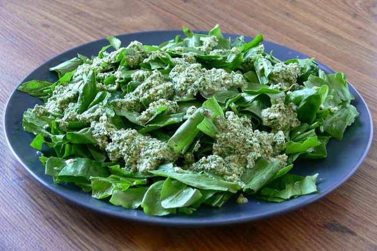 Салат из щавеля с ореховым соусом