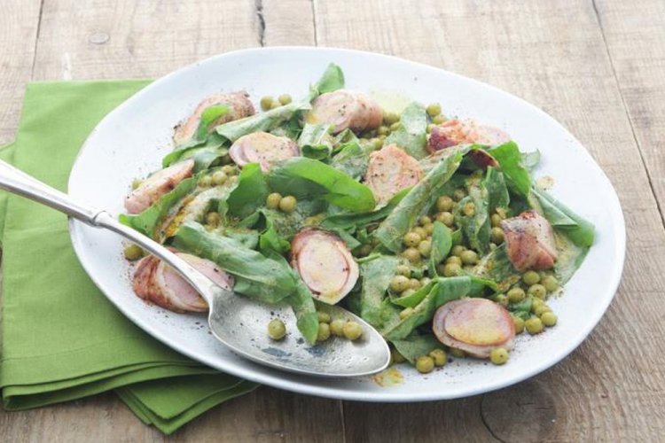 Салат из сосисок, щавеля и зеленого горошка