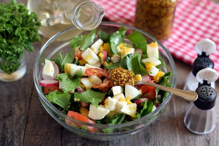 Салат из помидоров, редиски, щавеля и яиц