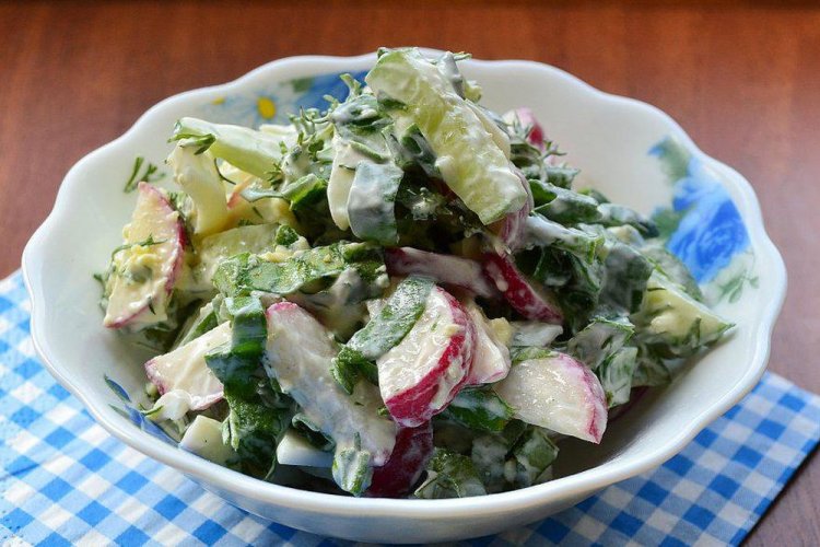 Салат с редиской, щавелем, огурцом и яйцами