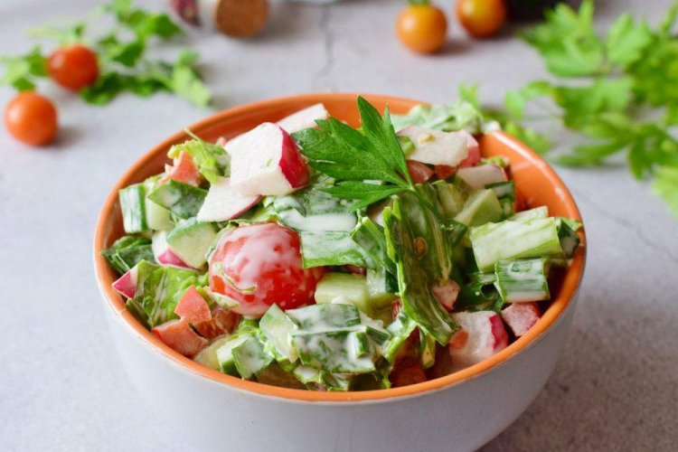 Витаминный салат с помидорами, редиской и щавелем