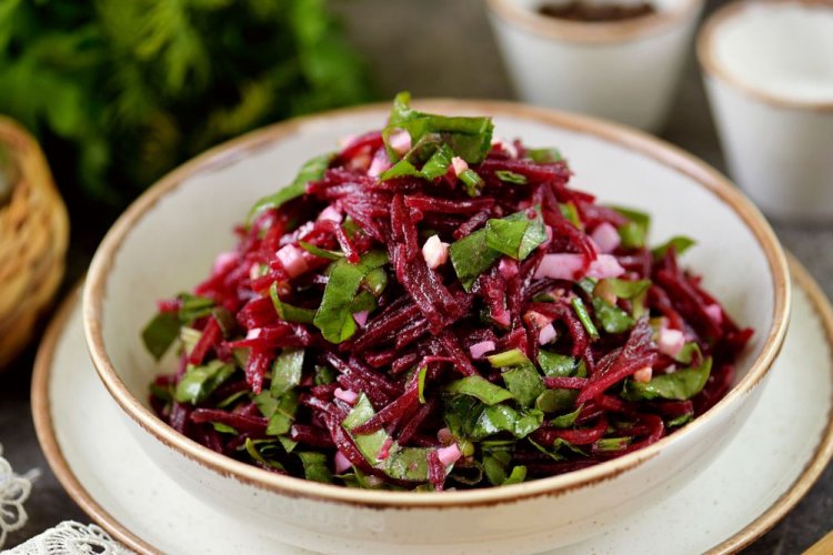 Свекольный салат со щавелем и кинзой
