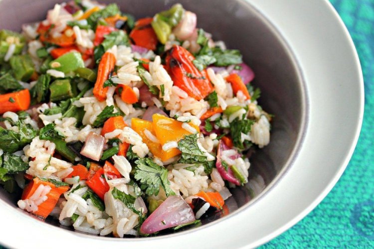 Салат с молодыми овощами и рисом