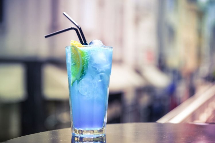 Секс на пляже с Блю Кюрасао и тоником