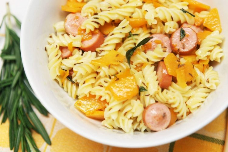 Макароны с сосисками и болгарским перцем