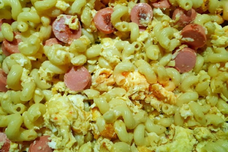 Макароны с сосисками, яйцами и сыром на сковороде