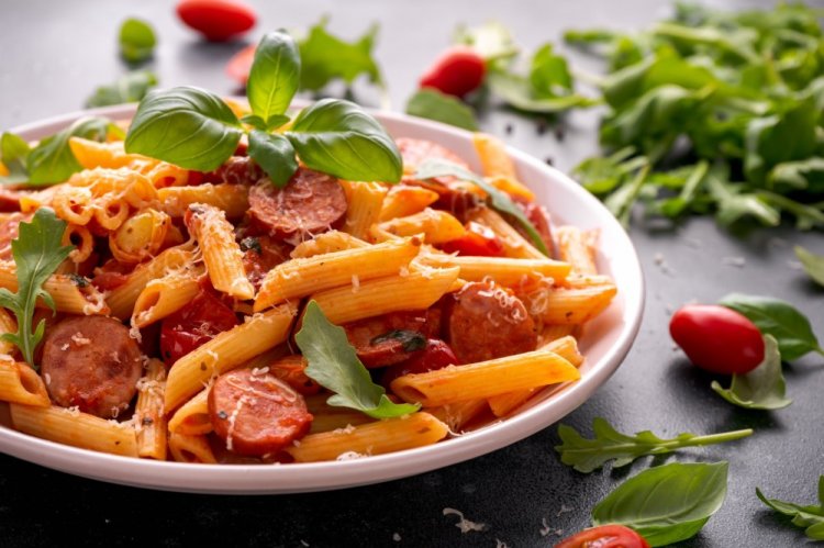Макароны с сосисками и томатной пастой
