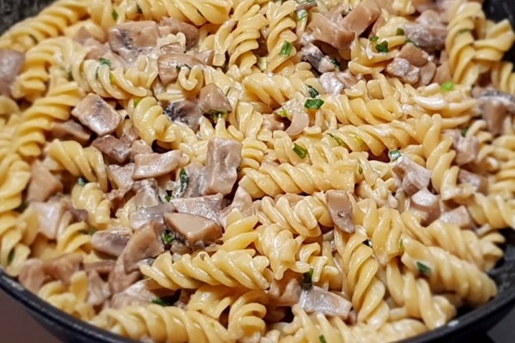 Макароны с сосисками и грибами