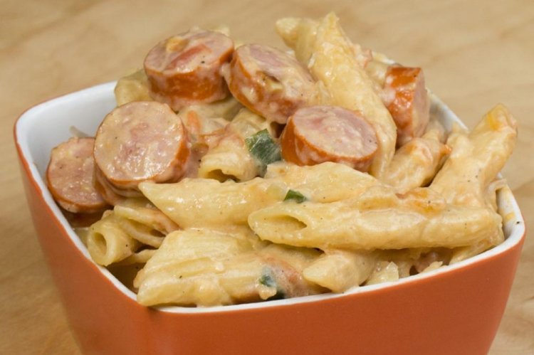Макароны с сосисками в сливочном соусе