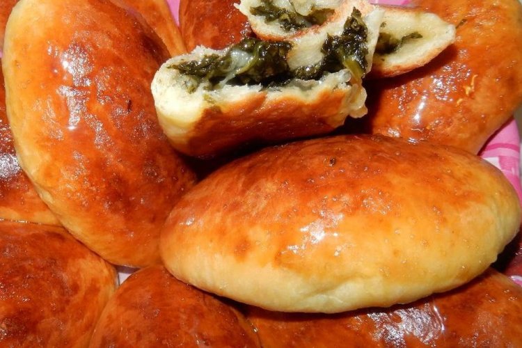Дрожжевые пирожки со щавелем