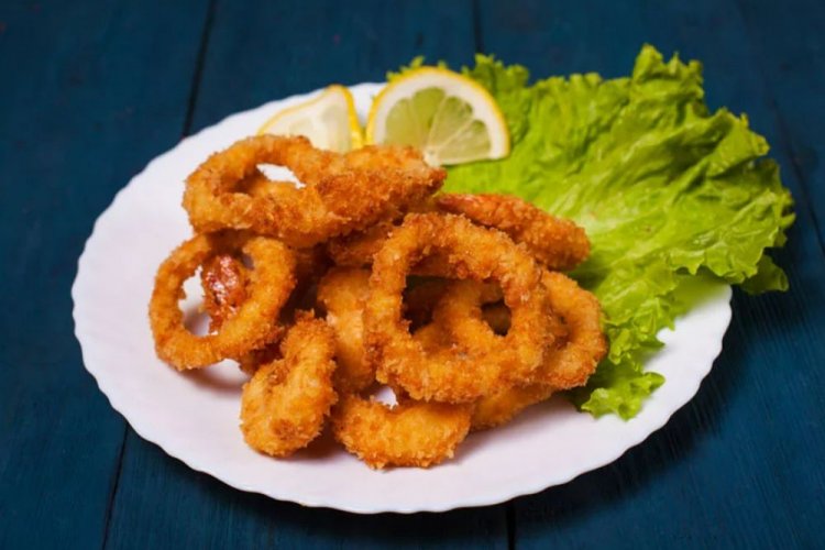 Кальмары в кляре со сметаной и кетчупом