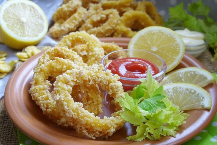 Кальмары в кляре с панировкой из кукурузных хлопьев