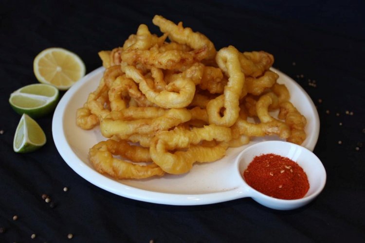 Кальмары в кляре с минералкой