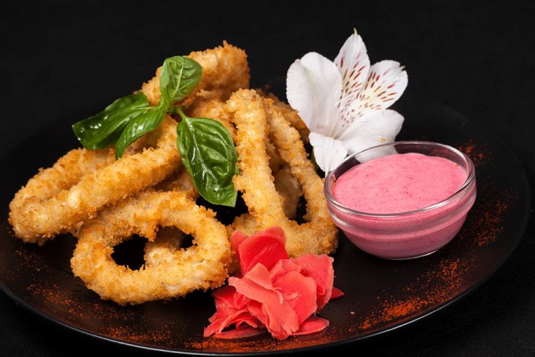 Кальмары в кляре и панировочных сухарях во фритюре