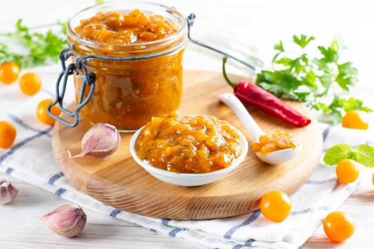 Соус из желтой сливы с помидорами на зиму