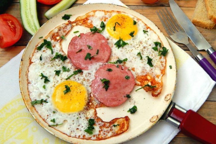 Яичница с колбасой на сковороде