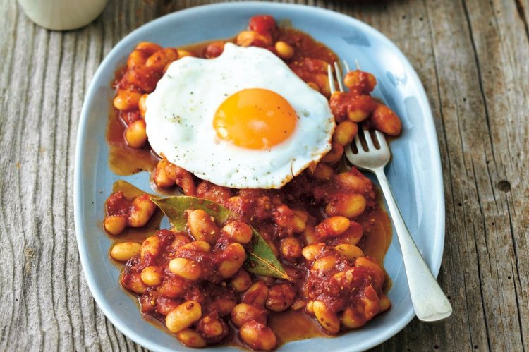 Яичница с колбасой и фасолью