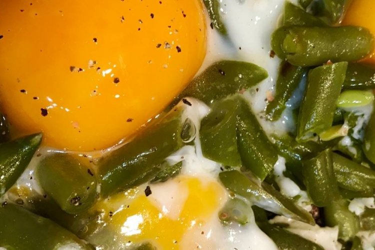 Яичница с колбасой и стручковой фасолью