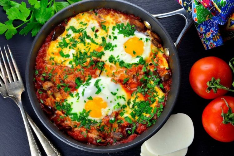 Яичница с колбасой и баклажанами