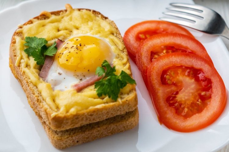 Яичница с колбасой в хлебе