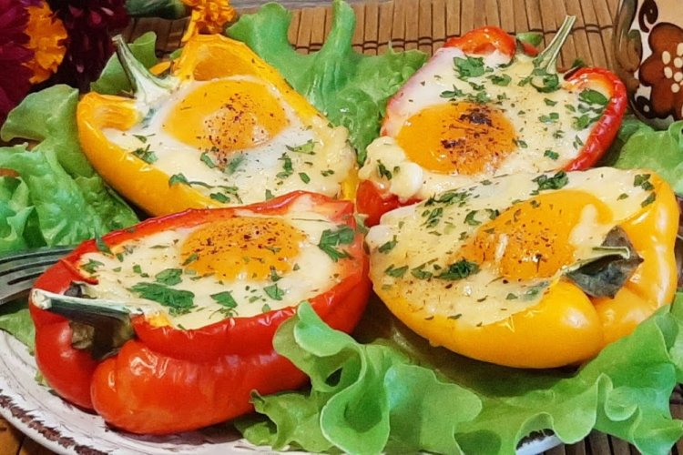 Яичница с колбасой в болгарском перце