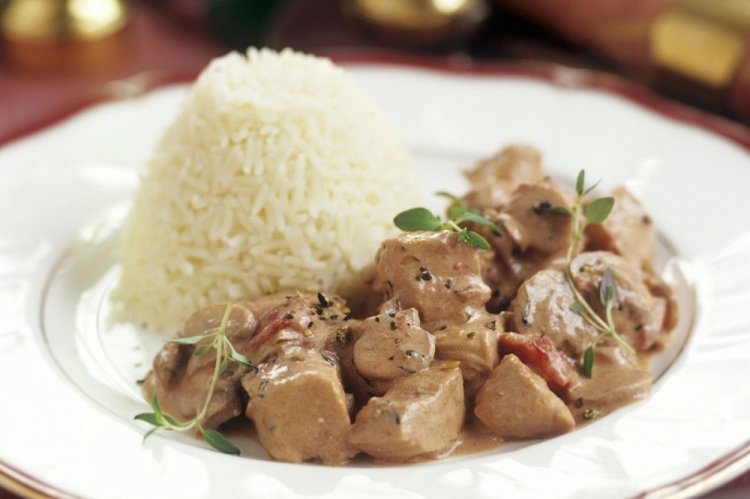 Гуляш из индейки с мучной подливкой