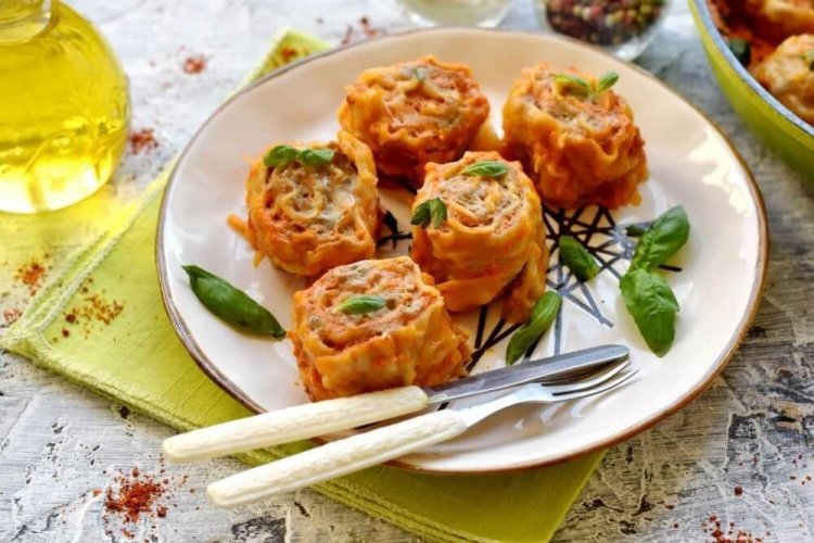 Ленивые пельмени с картошкой, тушенные в томатном соусе