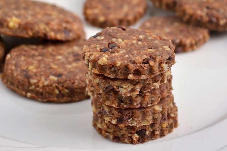 Миндальное печенье с финиками без выпечки