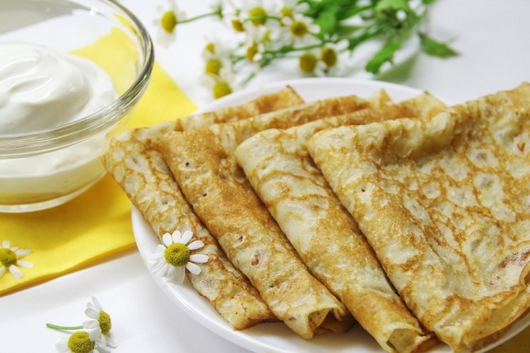 Дрожжевые блины на сметане