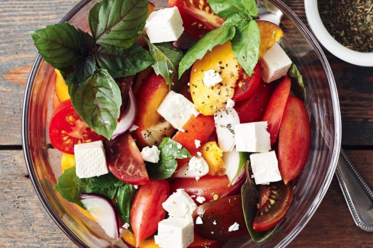 Салат из помидоров и нектаринов