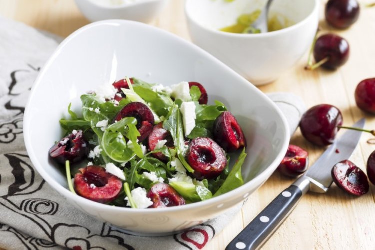 Салат с черешней и моцареллой