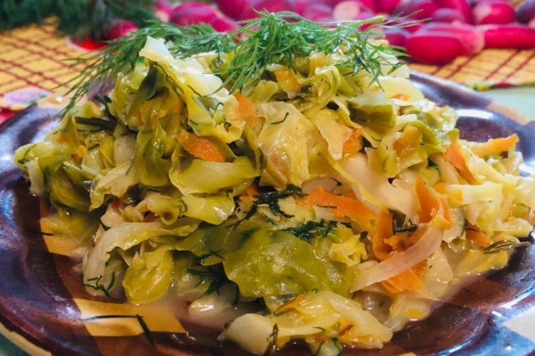 Тушеная молодая капуста