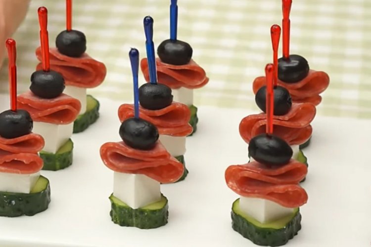 Канапе из огурцов и колбасы