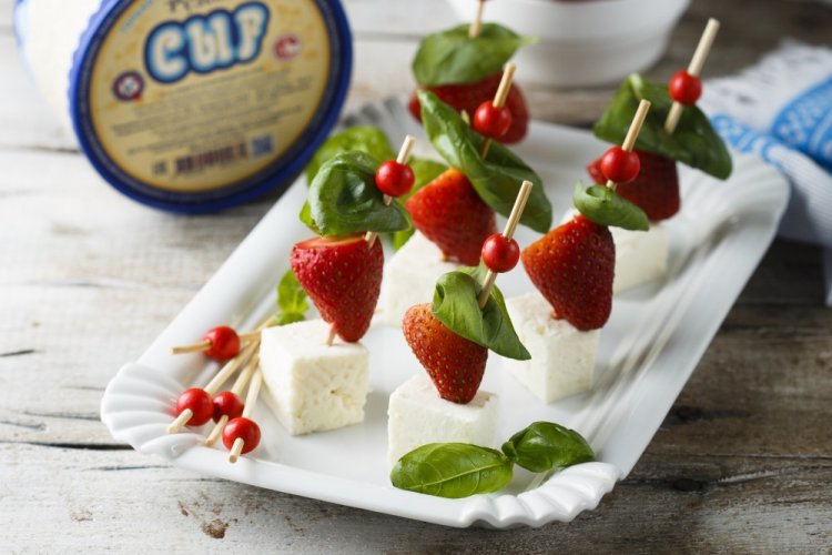 Канапе с клубникой и фетой