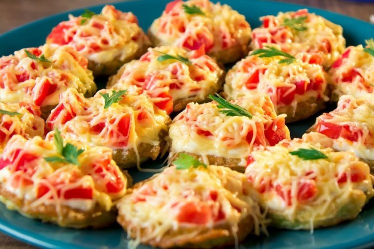 Жареные кабачки с помидорами и сыром