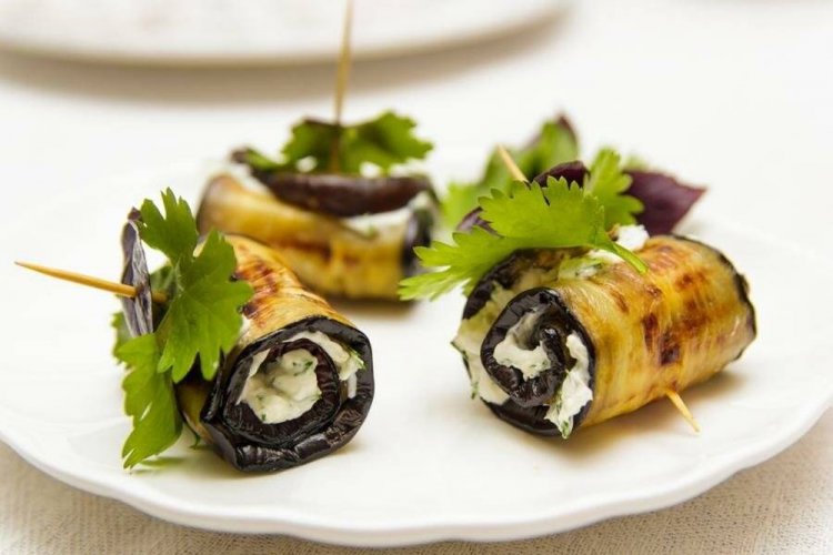 Рулетики из баклажанов с сыром