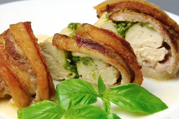 Куриные рулетики с соусом песто в беконе