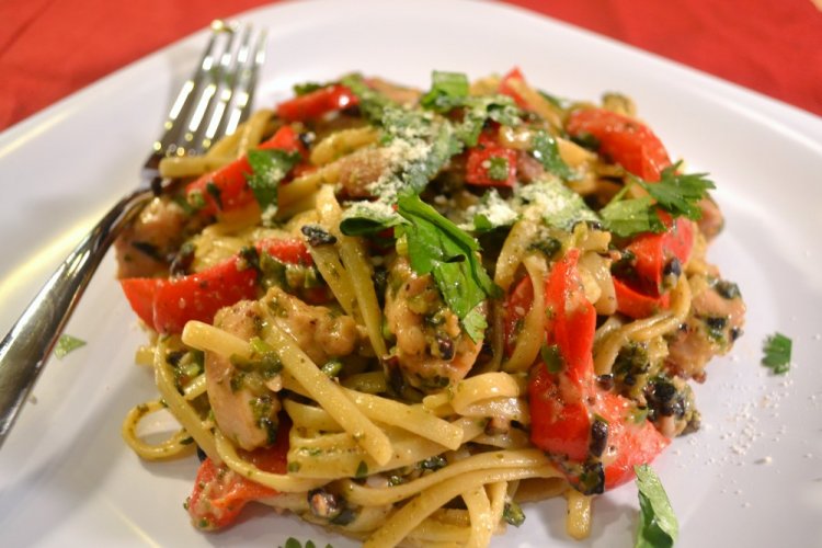 Паста с курицей и соусом песто