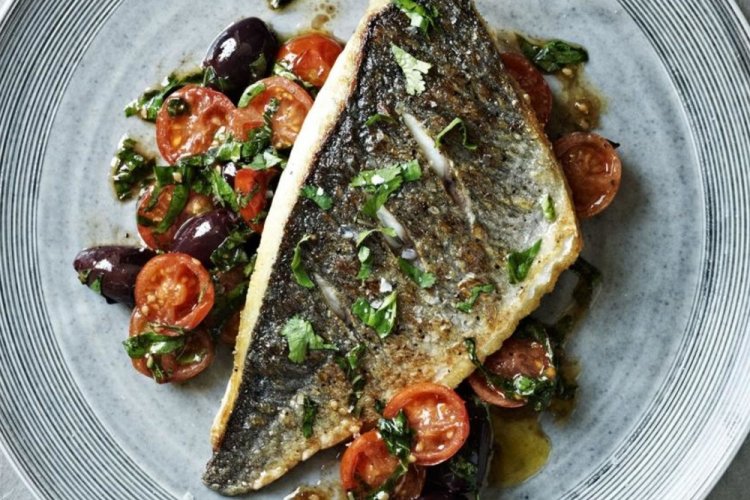 Лещ с помидорами черри и маслинами в духовке