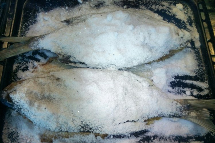 Лещ в соли в духовке