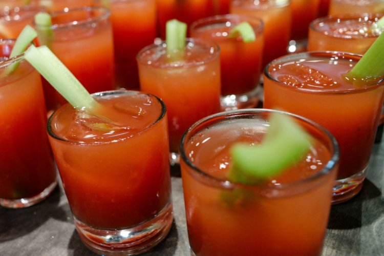 Кровавая Мэри из свежих помидоров