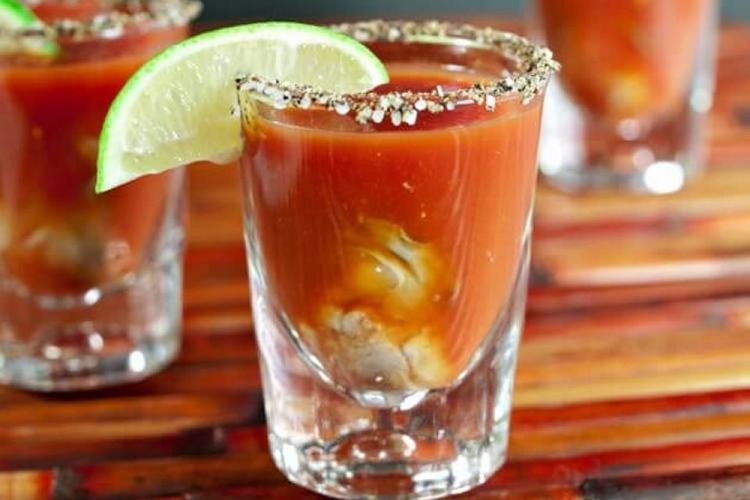 Кровавая Мэри с яйцом